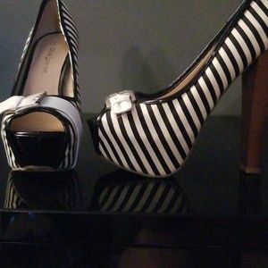 Black and white pumps with chunky heel